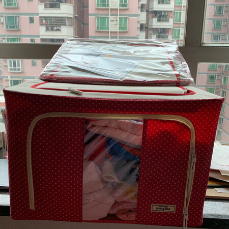 质量、款式都满意，设计合理、实用，就是有少许味道，应该放一段时间会些的。