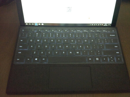 键盘膜不错，与surface pro 6贴合很好！