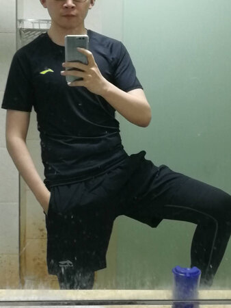 给孩子买的，穿很合身，大小正好，非常喜欢，快逆给力，下水后再评价