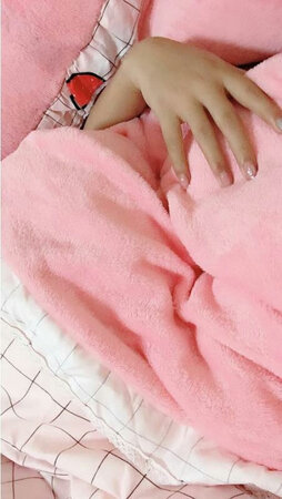 这个四件套，超级喜欢，没有色差，里面还是绒的，暖和，粉粉的少女感，每个人心里都觉得自己是小公举，这个符合自己内心的想法哦，没错，我就是最美的。等找到合适的角度，在来晒图片吧，一次满意的购物呦！物流也是可以的。