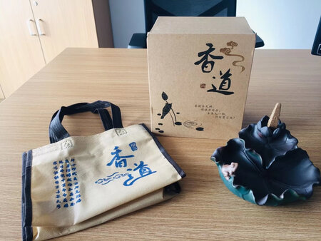送给闺密的，还不错，只是有点粗糙，不过买一个回来玩玩还是可以的。总体来说还是值得入手