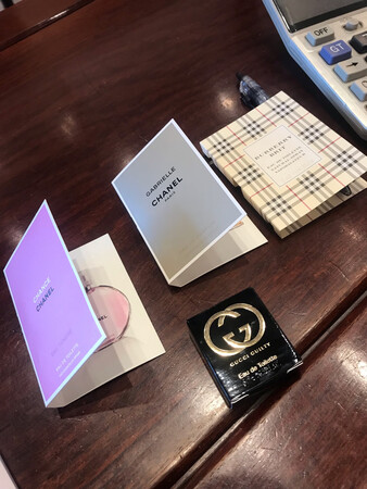 是正品！跟专柜买的一样的！夏天放小包包里最方便了