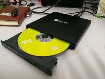 东西非常不错，无需安装驱动，直接使用，类似于usb。传输速度非常快，usb3.0。质感很好，另配有皮包，便于携带，客服耐心解答使用过程中的问题，好评！！！