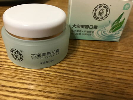 大宝日霜和晚霜都很好用，气味好闻，吸收很好。很适合冬天使用。物流很快，包装完好。
