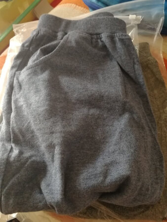 裤子挺薄的，适合过几天再暖和些及夏天穿，孩子身高126，穿130的正好，面料也是蛮柔软的。遇到活动一下买了三条。
