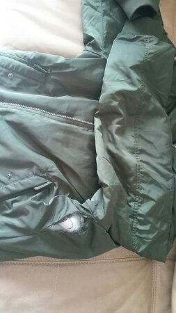 12月中购买，1月上旬发现腋窝处破了一个大洞，立马向客服反映，第三方一直已穿过为由不能退换，试问你家的衣服质量只能给穿不到一个月吗？这明摆着就是衣服质量差。一家老牌品牌店衣服质量如此不堪也就算了，售后一而再再而三拒绝换货处理，这是一家老牌品牌店的担当吗？维权路漫漫，不知道是庆幸还是不幸，这是在京东购买第三方产品以来的首次申诉和投诉。原则性问题，必须要得到合理的解决方案。希望得到各方重视。