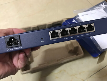包装完好，1个WAN口4个LAN口，带PPPoE拨号认证功能，各个LAN口可以设置VLAN。