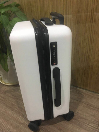 很好看的箱子，看过去很结实。磨砂材质，不怕脏，是我想要的箱子，非常喜欢，大小也正合适，特别是轮子真的没有声音哇，等着过年去旅游时用完再来追评。