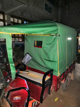 给婆婆买的，三轮车没雨棚出门不方便，东西大概还行，开始组装有点没看明白，不过我还是把它装好了，就是把雨布装歪了点，个人感觉雨布有点小，框架质量有点薄，物流慢了电，其他的没有什么了，用用看在追加评论