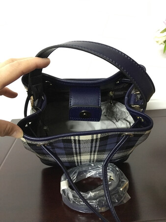 我是这个品牌的忠实粉丝，抱歉，不好意思哦，这么晚来评论，太漂亮了哦，没得话说时尚、性价比高，英伦风格美帆喽，他们家不同款色我自已就买了6个，又帮我的好朋友大大小小买了二十多个。性价比高，大品牌也不过如此，还有最主要的售后服务一流，他们公司的客服务态度非常好，认真仔细不厌其烦一一解答问题，太棒了给五星好评。