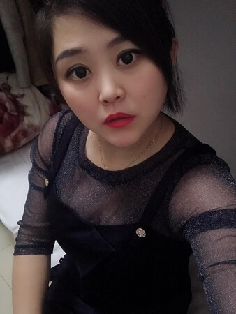 哎妈呀～太好看了，我本来以为小！结果尺寸正正好好的！穿上也好看！大商场估计要8.9百吧