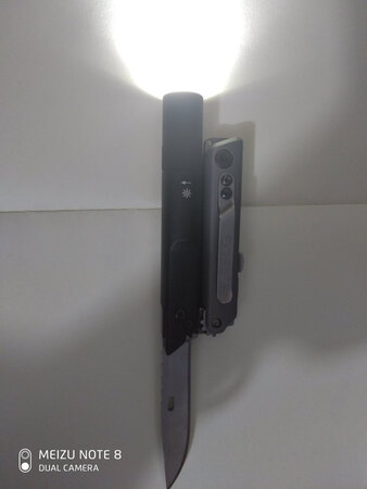 手感非常好、很实用的小工具刀、携带方便。