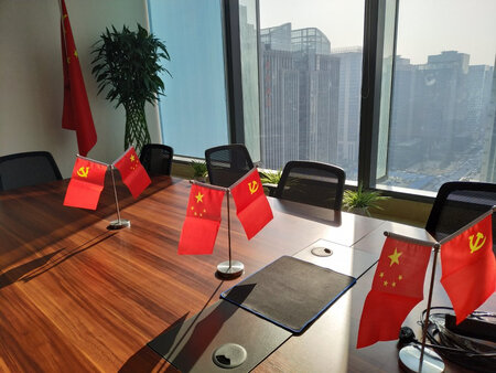 放会议室的桌面小旗子，底座质量很好，质感不错
