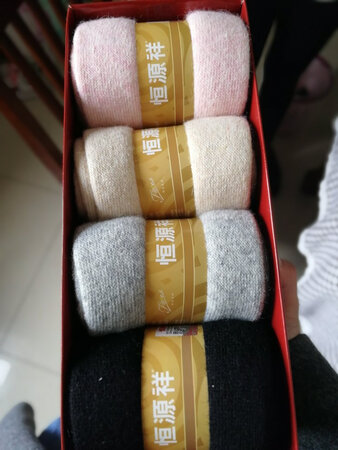 袜子不错，但是尺寸有点偏大过于宽松，正品，验证码确认OK，认真了一下，很暖和