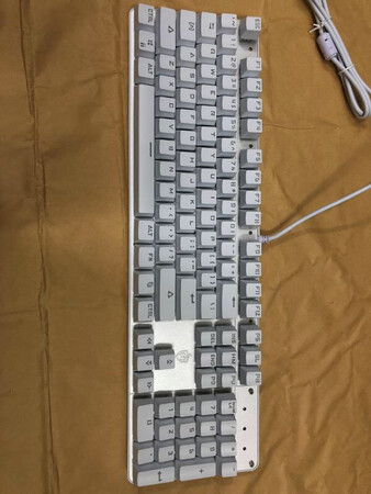 键盘手感很好，数字和字母都很清晰，真的是物超所值了，赞
