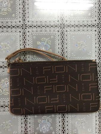 已经好几次买菲安妮品牌的包包了，大到背包，手提包，小到皮夹钥匙包！反正质量保证，经久耐用，款式新颖时尚，喜欢！