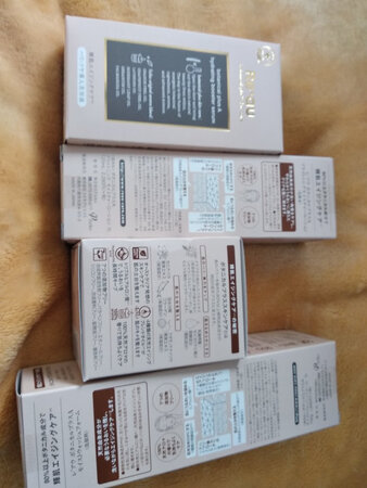 味道淡淡的，我很喜欢，而且不油腻，很清爽，补水效果很不错，晚上用了早上起来脸还嫩嫩的，不错不错，种草了