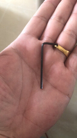 很结实啊，全金属的，每个还送了个小内六角扳手的，良心卖家啊