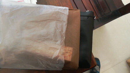 看着还可以，摸着不像真皮咯，对的起这个价格，运费贵了点