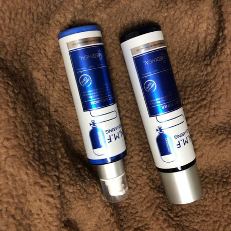 没想到爽肤水是像面膜液体般，有些粘绸，不过摸了很快干，倒不腻，乳液也很好用，很补水，很舒服。