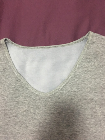 最大卖点在于低领，外面穿上中领羊毛衫里面这件衣服不会看到，保暖也不错。