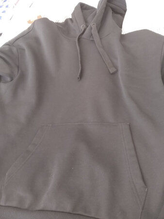 衣服非常好穿起来很凉快风吹在身上嗖嗖的建议现在穿的里面套个厚点的衣服不然然会凉凉的