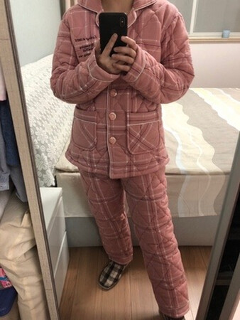 做工很好。裤子衣服尺寸很匹配。冬天在家穿也够厚。