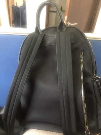 下单后背包三天左右就到货了，外包装很严实细致，打开包装第一眼看到背包感觉很有质感，柏雅图这款双肩背包时尚个性十足，试背了一下双肩背袋厚实背起来很舒服，拉链等小配件也很讲究做工上乘，整体来说这款双肩背包的性价比很高，值得购买。