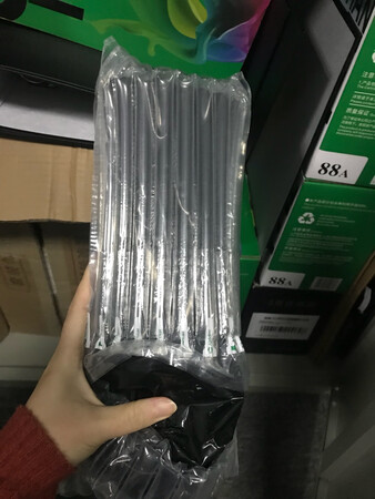 东西很好?????给公司统一购买的，同事们都说不错，比实体店也便宜很多，性价比很高，为公司节约了很多钱钱，送货速度很快，服务周到，还会继续支持！