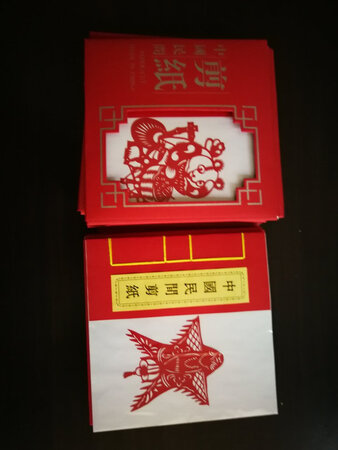 包装还不错，剪纸也很精致，是送给外国朋友非常有中国特色礼物。很满意。