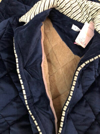 挺厚实的，暖和舒适，还挺好看的，特别喜欢这中间这条纹的设计，特别的显年轻活力 ，做工精细没有一点跑线啥的，推荐购买