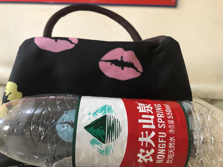 这是装饭盒的吗都没矿泉水瓶大，4天才给发货第8天才到跑来的啊！差差差