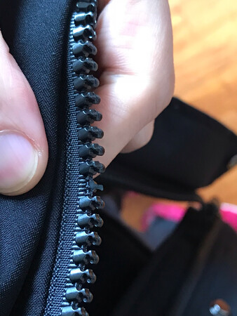 拉链居然缺个齿