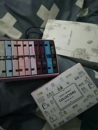 特别小，但是很好闻，淡淡的，留香时间差不多三到四个小时左右。比较喜欢凉白开款和雨款，给人的感觉很舒服，手提袋很奈斯，物流也是非常给力，总而言之棒棒哒，小仙女们赶快买吧??
