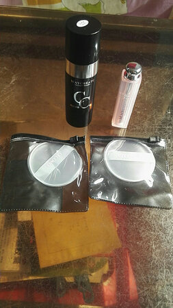 东西很不错，商家也给赠了两个硅胶粉扑和唇膏。