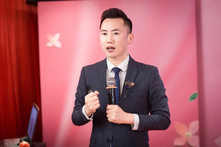 穿着很合身，版型也不错，作为工作通勤装，特别好