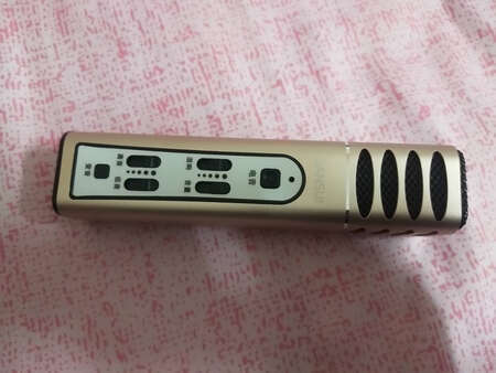 麦克风昨天拍的今天已经收到，开箱检查了东西完好无损才给快递员付款，因为是货到付款，回去马上链接手机试用各种功能全部正常，唱歌效果真心不错，送的东西也多、耳机线2个、支架、麦克风套、防喷麦网、关键这些都实用 。耳机线是3米哦。因为早期年代家里一直用的《山水》功放机音响，效果杠杠点，所以在网上也选择了《山水》麦克风，没有收到货时担心是不是贴牌水货，通过本人自己的鉴定绝对正品。工艺、用料 都比较考究。喜欢的亲放心购买吧。电子城一个杂牌麦克风都100多，质量没有保证效果给用耳机唱歌差不多，我试用了几个商家最后放弃了，选择网上买。这款麦克风性价比蛮高，几十块钱能够做到这样的质量效果 ，关键还是知名品牌。