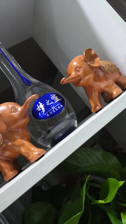 仿木质离远看像木头一样，特别漂亮，摆在酒柜上很漂亮