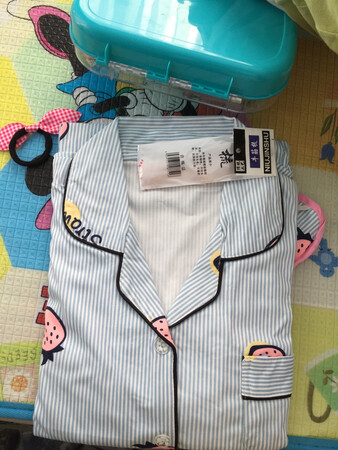 衣服收到了，穿着很舒适，卖家服务态度好，还给了小礼品?喜欢?