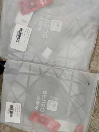 京东快递就是快，收到后摸了一下感觉是挺薄的，不知道穿着舒不舒服