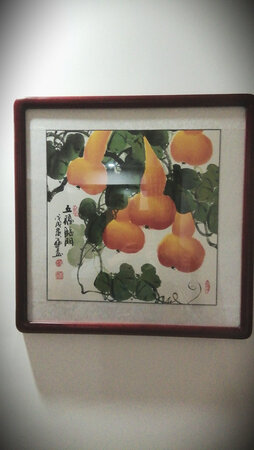 收到的五福临门斗方与店家描述相符。画作线条流畅设色生动。挂上效果很好，很耐看。很棒！