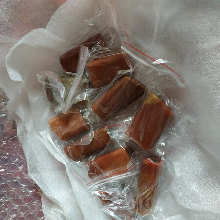 没错，章是随形的，可是个别印章的印面处理的就很随意了，毛糙不堪，甚至有切割遗留下来的破茬。虽然是拿来练习用的，可还是没有省心一点啊。