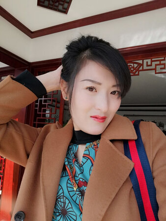 这小包挺好看的，就是我太高背着有点显小