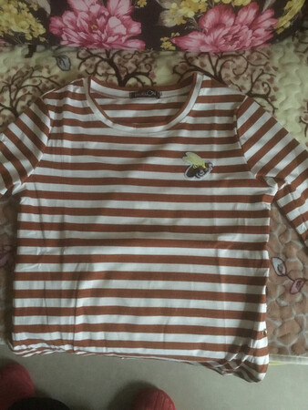 衣服拍照片没显示出来它的美，摸着手感柔软舒适穿在身上格外好看很透气又舒服?质量真的很好是宽松型的，以往穿大的改买小一码的才好，不薄不厚刚合适。