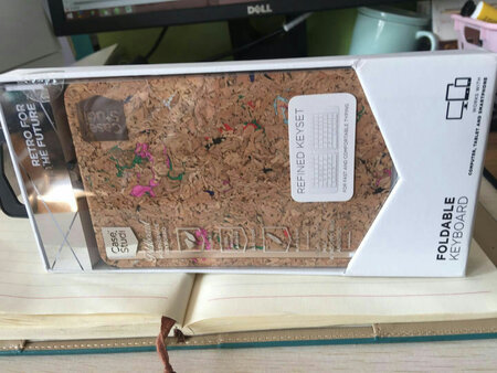 物流太快啦，键盘很轻，携带确实方便，质量也挺好，看起来简单大方，真的很好看而且方便，包装也不错，而且客服的态度很好，问什么回的很及时而且详细，总之这次购物很满意哈