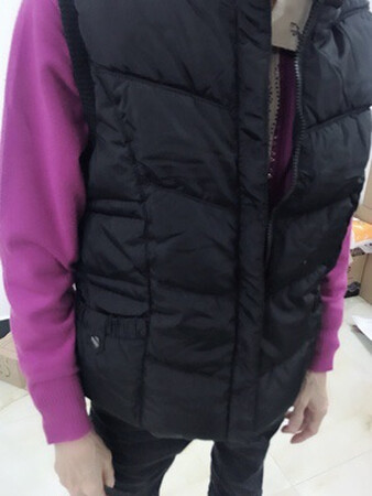 衣服很厚实，比想象中要厚，挺大的很保暖，工作也方便。。