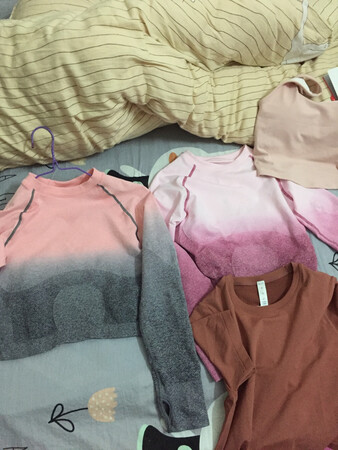 前前后后在他家买了不少衣服了，都是穿了好又回购的，自从关注了的确奇家，都不看其它家衣服了，价格平民但质量真心不错?，日常穿运动穿都挺适合，布料穿在身上特别舒服，都爱上运动了?