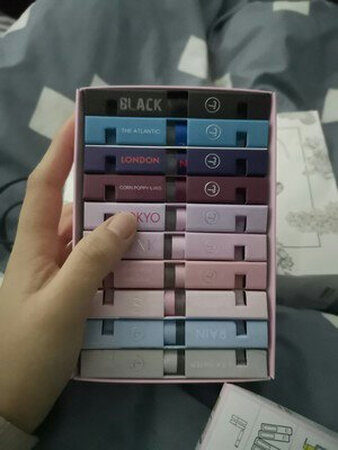 特别小，但是很好闻，淡淡的，留香时间差不多三到四个小时左右。比较喜欢凉白开款和雨款，给人的感觉很舒服，手提袋很奈斯，物流也是非常给力，总而言之棒棒哒，小仙女们赶快买吧??