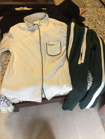 衣服收到了，厚厚的，摸着挺舒服的。