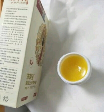 宝贝已经使用过一段时间了，特意使用过才来评价的。买来擦脚的已经不裂了！以前每到冬天脚跟就会有小裂纹脚干脚疼，今年擦这个冻裂宝加防裂袜效果很好！脚部皮肤不裂不干燥，坚持还再用，每次洗脚后就擦上。满意的一次购物~感谢卖家耐心解答和快递小哥的配送！